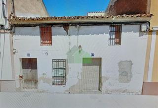 Maison à Montijo. Casa con fachada a dos calles para derribar