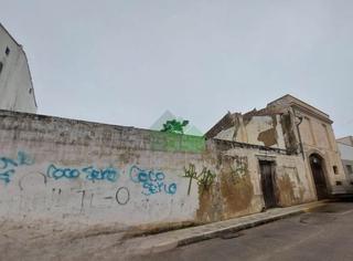Terreno residencial en Merida 9. Venta de solar a dos calles en el centro de montijo,