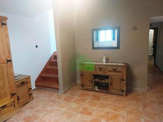 Casa en Lobón. Venta de casa de dos plantas a dos calles con patio y garaje  re