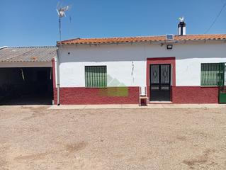 Chalet à Montijo. C1002 venta de casa de campo con nave y tierra de regadio en bar
