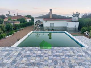 Chalet in Montijo. C1024 venta de terreno con dos casas y piscina en camino viejo b