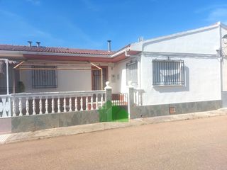 Casa a Guadiana. C1048 venta de vivienda en planta baja, con fachada a dos calles