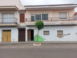 Casa a Puebla de la Calzada. C1006 venta de planta baja, con gran superficie de patio, próxim