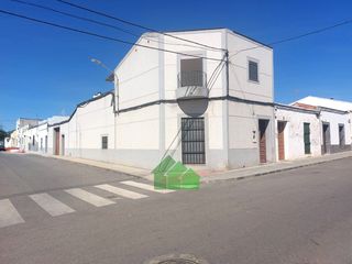 Haus in Montijo. C1061 venta de vivenda de esquina con solarnave colindante en mo