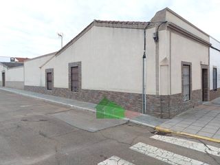 Casa in Puebla de la Calzada. C1036 venta de vivienda en planta baja, de esquina, con  patio y