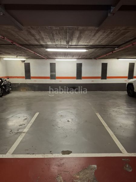 Foto 60e48ed8-ef30-4137-873d-5b0af63d2b25. Aparcament cotxe a La Vila Olímpica del Poblenou Barcelona
