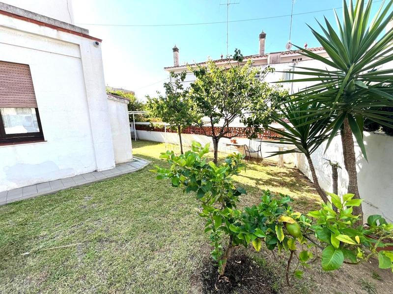 Foto 0207db42-b49d-4b24-9535-dc54e08aea09. Casa  unifamiliar de dos plantas con jardín y anexo independiente en zona residencial en Mataró