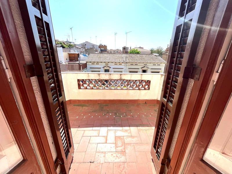 Foto 29a069ab-4192-4302-859f-97a7ccfe2370. Casa  unifamiliar de dos plantas con jardín y anexo independiente en zona residencial en Mataró