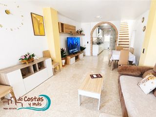 House in Vilallonga / Villalonga. Casa con patio y terraza