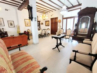 Haus in Almoines. Joya señorial con historia