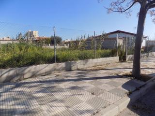 Terreny residencial a Ronda de les marjals. En la playa