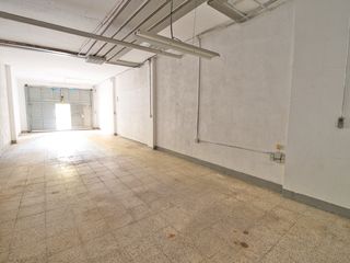 Alquiler Local Comercial  Carrer pere de lluna. Local con acceso a veh�culo !