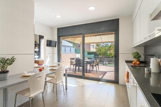 Casa adossada a Mestral. Casa en zona ctra. castellvell