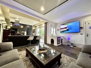 Édifice  Del doctor jimenez encina. Edificio en venta en torremolinos, 9 dormitorios.