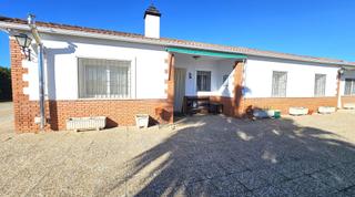 Xalet a Villaviciosa de Córdoba. Encantadora finca rústica con olivar y urbana con vivienda en pe