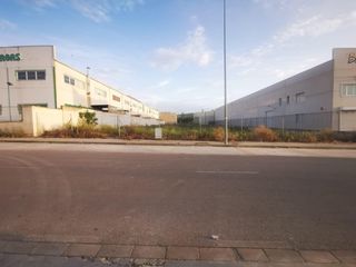 Terreny residencial  Calle calle segovia. D. magnifica parcela industrial en lucena