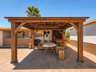 Chalet in Carlota (La). D.  finca rústica con vivienda, piscina y zona de ocio en los al