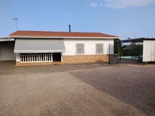 Country house in Carlota (La). E. casa rústica con olivar de regadío, piscina de 29 m2 y huerto