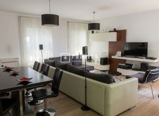 Dúplex a Casarrubios del Monte. Exclusivo dúplex de diseño con amplia plaza de garaje y ascensor