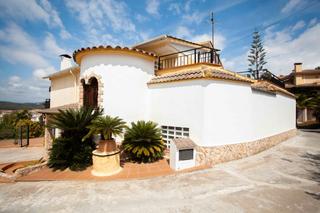 Casa a Fenals. Casa de 7 habitaciones con garaje y vistas a la montaña despejad