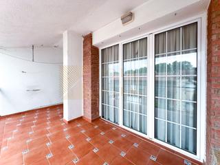 Casa a Centre. Casa espaciosa de 8 habitaciones con parking en vidreres, con po