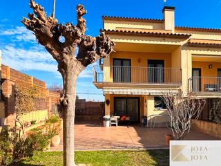 Casa adossada a Maçanet de la Selva Poble. Casa adosada de 4 habitaciones con grande jardin, maçanet de la