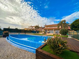 Casa a Mas Baell-Can Carbó. Casa de 6 dormitorios y 3 baños con hermosa piscina y vistas al