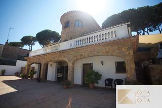 Maison à Fenals. Casa como un castillo, con una suite en el último piso en platja