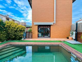 Casa pareada en Anglès. Casa adosada de 4 habitaciones con piscina y garaje en anglès