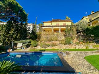 Casa a Serra Brava. Casa con 3 dormitorios y piscina en serra brava con vistas al ma