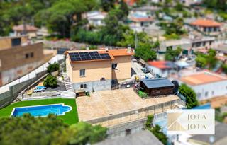 Casa a Residencial Park. Casa de 3 habitaciones con paneles solares y piscina en macanet