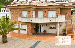 Casa a Serra Brava. Casa de 4 habitaciones con piscina y licencia turistica en serra