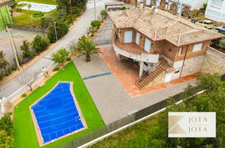 Haus in Serra Brava. Casa de 4 habitaciones con piscina y licencia turistica en serra