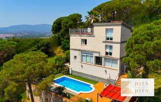 Casa a Mas Mora-Sant Daniel. Casa de 2 apartamentos independientes con vistas al mar
