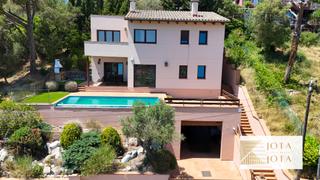 Casa a Mas Mora-Sant Daniel. Casa con piscina desbordante y vistas al mar en tordera