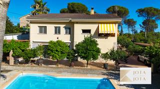 Casa a Sils. Casa con terreno plano con piscina en sils king parc