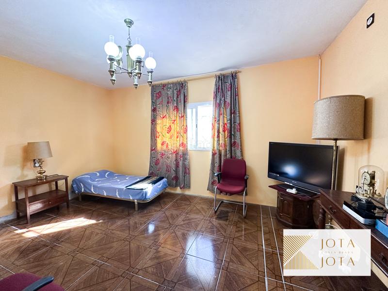 Foto 8ef702a1-d841-42b1-968e-06a97478a9fd. Maison avec cheminée parking piscine dans Sils