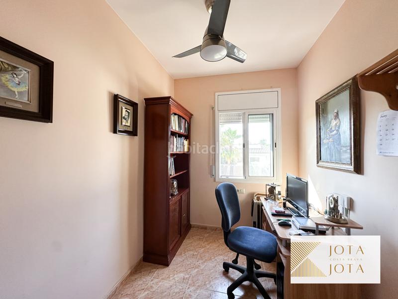 Foto be517828-b9c6-4ad2-b228-70935c1a509a. Maison avec cheminée parking piscine dans Sils