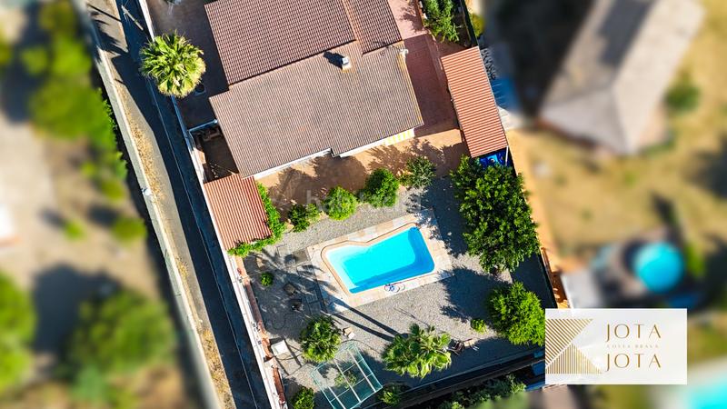 Foto fa1ac738-3204-4cbe-9881-437d3cc6177b. Maison avec cheminée parking piscine dans Sils