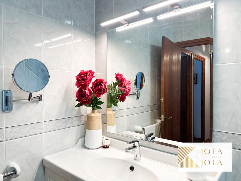 Foto fffcb671-ec6e-4b9d-9822-eebacab298b1. Maison avec cheminée parking piscine dans Aiguaviva Parc Vidreres