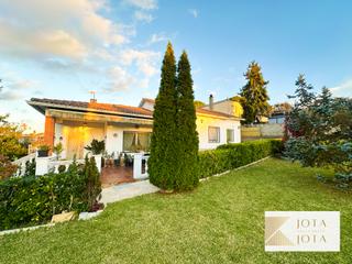 Casa in Lloret Verd - Els Pinars. Casa reformada de 4 habitaciones en montbarbat