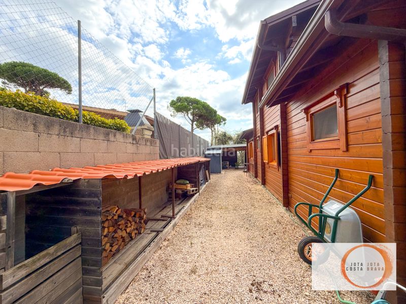 Foto d305b57b-5a16-454b-83a5-8ae63dc3a58a. Casa amb xemeneia a La Goba Vidreres