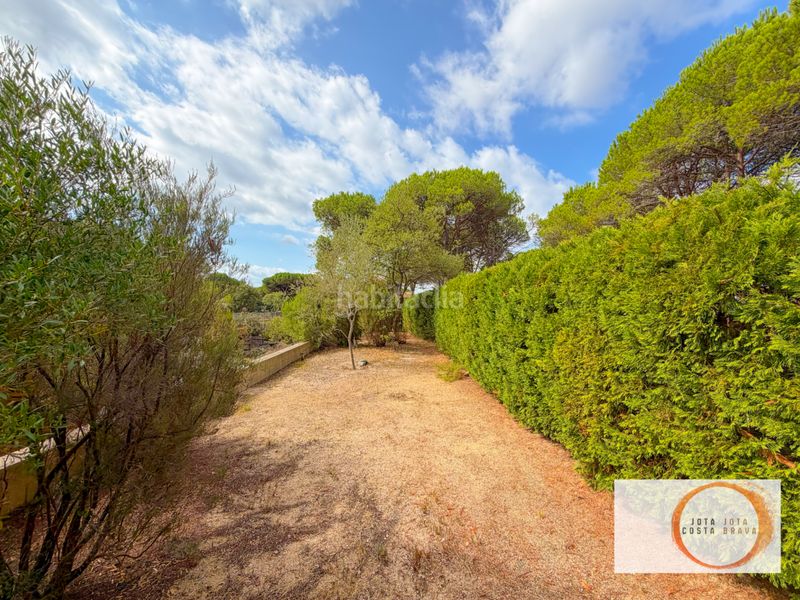 Foto e64632f6-a719-471f-945f-e12d4a6ed34e. Casa amb xemeneia a La Goba Vidreres