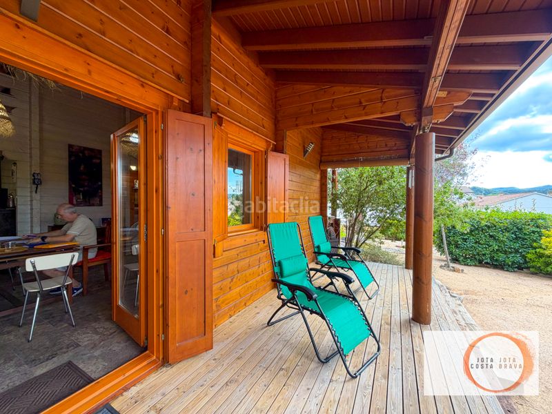 Foto f1b42bda-360b-4263-98e1-d294f3600f38. Casa amb xemeneia a La Goba Vidreres