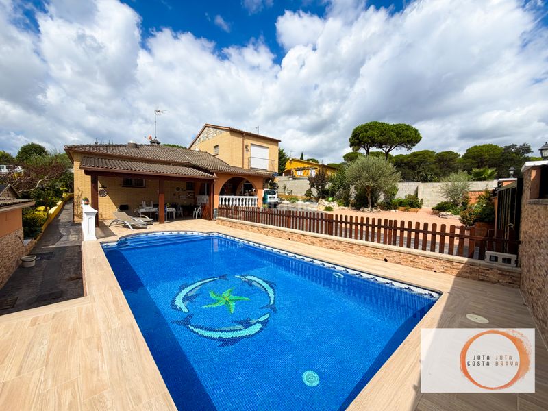 Foto 43689757-5ceb-4430-bc0b-357f80e6331a. Casa amb xemeneia calefacció piscina a La Goba Vidreres