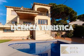 Casa a Mas Baell-Can Carbó. Casa de 5 habitaciones piscina y licencia turística en lloret de