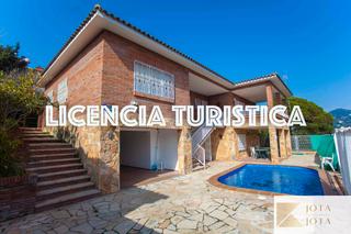 Casa a Canyelles. Casa de 7 habitaciones con piscina y licencia turística en canye