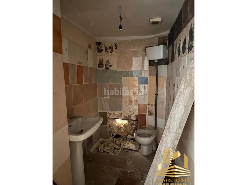 Foto 2a318522-0516-4c6f-b0c9-5c95f4ade654. Local comercial a calle escultor piquer a Torrefiel Valencia