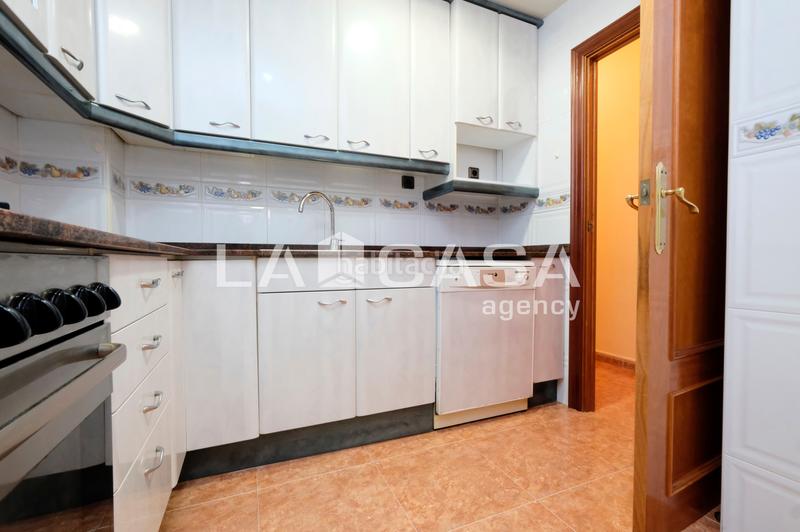 Foto f4d9e735-bc66-44da-b971-d9cd75a62a58. Appartamento in Turó de la Peira Barcelona