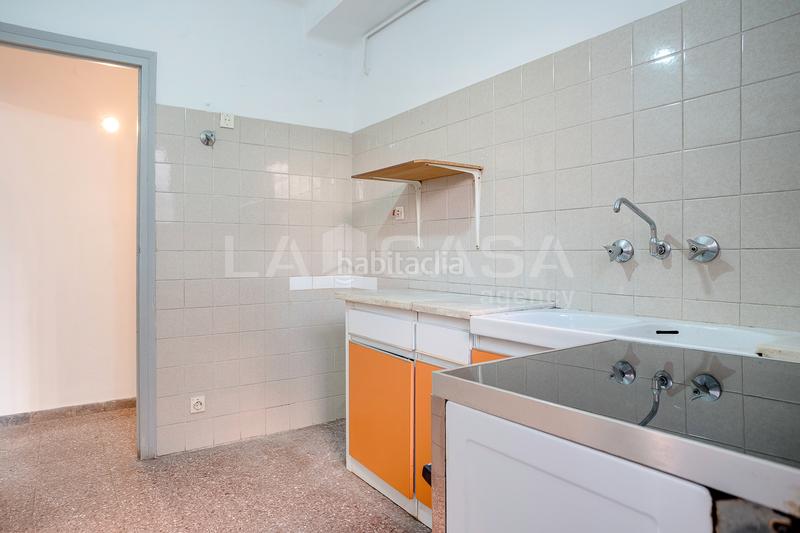 Foto f9fab576-331d-48d3-ac06-6b4d3a48006e. Flat with heating in Sant Martí de Provençals Barcelona
